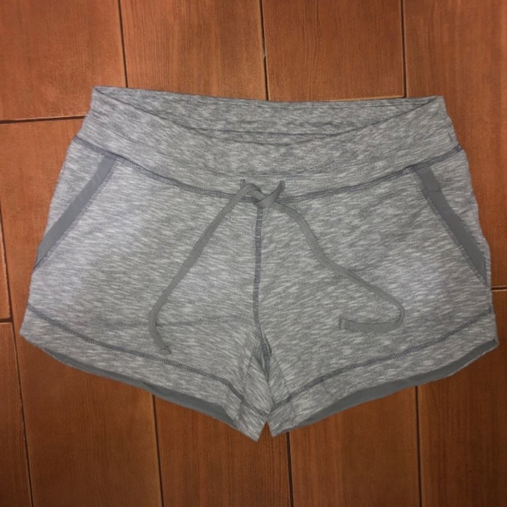 Athleta Women's Shorts - Gray Size Small